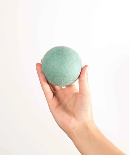 BUDDY. Hundespielzeug aus Schafwolle "Ball" - Mint - Medikratz 