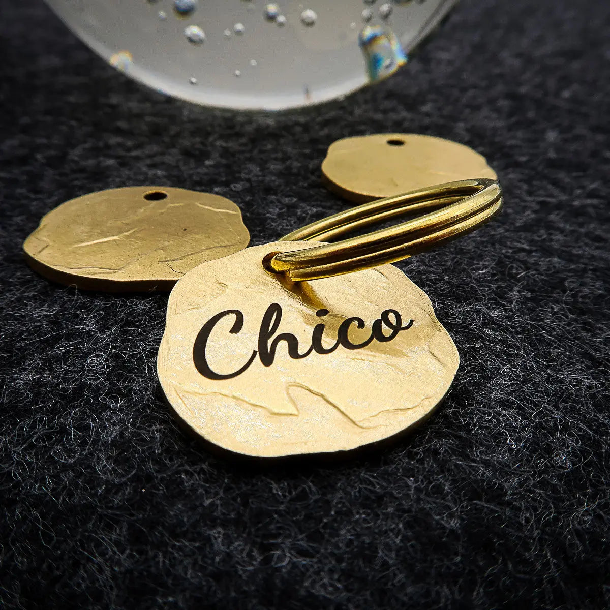 Extravagante Vintage Hundemarke mit Gravur personalisiert, Material Messing, 25mm - Medikratz 