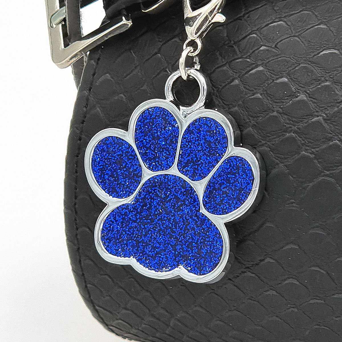 Personalisierte Hundemarke in Pfötchenform – Metallmarke mit kostenloser Gravur für Hunde & Katzen – Glitzernde Farben, verschiedene Größen und Designs - Medikratz 